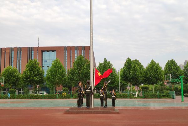 6时30分,国旗护卫队手擎国旗,迈着整齐的步伐走向旗台,在现场师生的