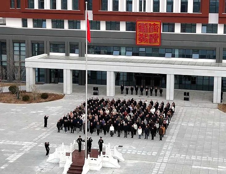 学校举行新校区首次升旗仪式